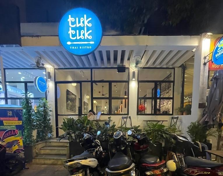 TukTuk Thai Bistro nằm tại góc nhỏ trên đường Lê Thánh Tôn ở Quận 1. Nơi đây được biết đến là nhà hàng nằm trong chuỗi hệ thống các nhà hàng cao cấp tại Sài Gòn