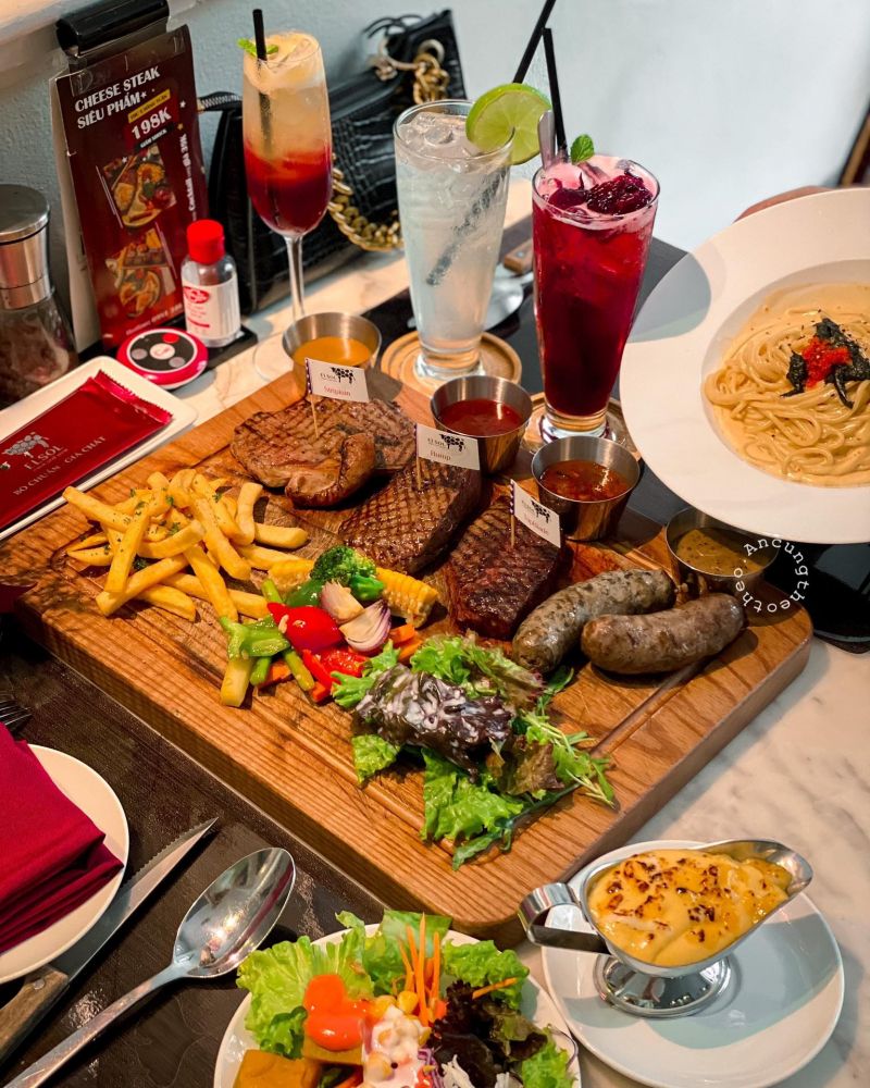 Elsol meat&wineSteak đa dạng với các loại như lõi nạc vai, thăn lưng, nạc mông, Ribeye,... dùng kèm nước sốt homemade đa dạng và lạ miệng.    Tạo cảm giác thích thú, ngon miệng cho thực khách khi dùng bữa. Ngoài steak, đặc trưng tại Elsol Meat & Wine là những món homemade pha kết hợp cùng rượu vang vô cùng hấp dẫn.