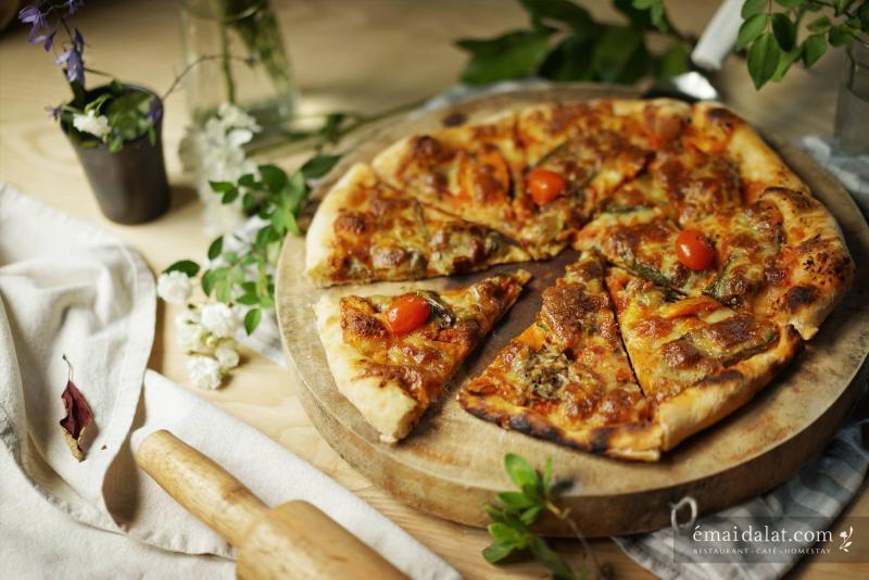 Pizza với lớp đế mỏng giòn, được phủ đầy những nguyên liệu như sốt cà chua, phô mai và các loại thịt, rau củ tươi ngon. Khi ăn, bạn sẽ cảm nhận được sự hòa quyện độc đáo giữa vị ngọt của sốt cà chua, vị béo của phô mai và vị đặc trưng của các loại nguyên liệu