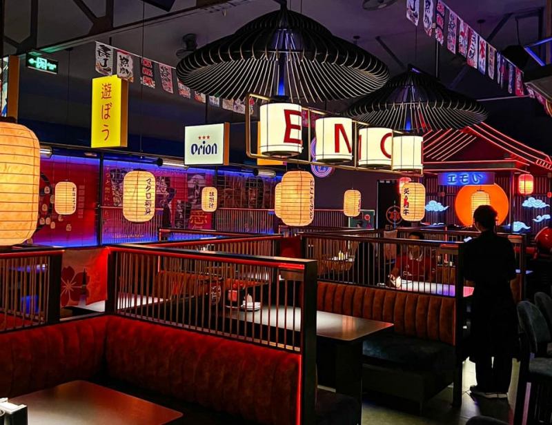 Nhà hàng Emoi Izakaya với 3 tầng lầu bao gồm 5 phòng ăn trong đó 2 phòng được thiết kế theo phong cách hiện đại và 3 phòng được bài trí theo phong cách Nhật Bản