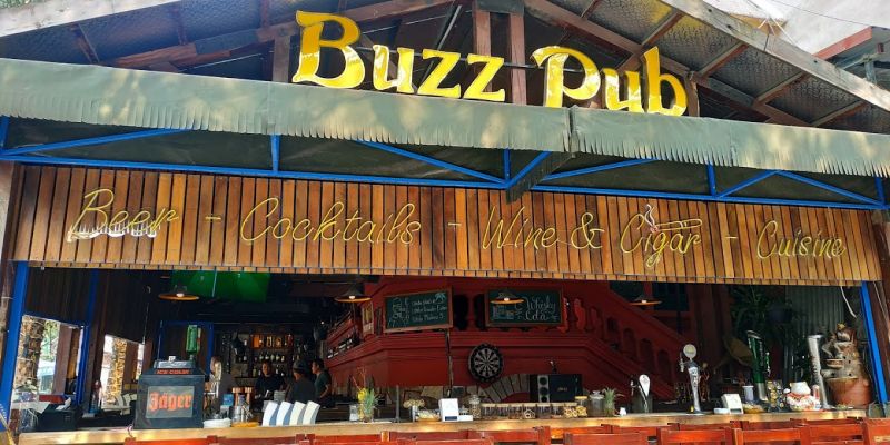 Buzz Pub có kiến trúc độc đáo, tuy nhỏ nhưng lại thu hút được nhiều bạn trẻ đến đây, một phần cũng vì nơi đây mang màu sắc âm nhạc riêng, một phần không gian được bài trí rất đẹp