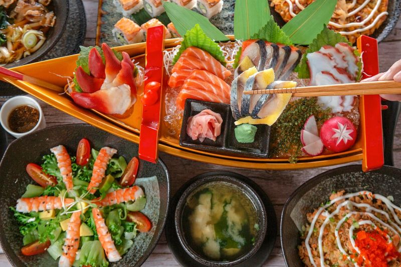 Sashimi là một đỉnh cao của sự tinh tế trong ẩm thực, với sự tươi ngon và chất lượng của các lát cá tươi ngon, như cá hồi ở trạng thái tinh khiết nhất. Khi bạn đặt miếng sashimi lên lưỡi, vị ngọt của cá, kết hợp với hương vị mặn mòi và độ ẩm của sợi thịt tạo nên một hạt vị độc đáo và tuyệt vời, mà không cần bất kỳ xử lý nhiệt độ nào.