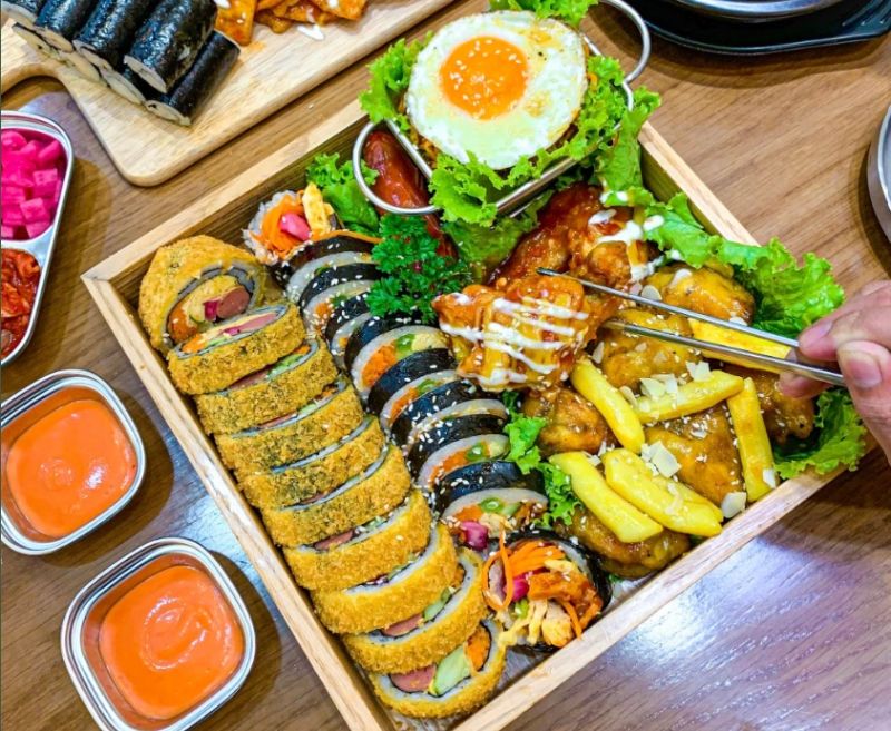Thực đơn của Gimbap - Korean Food rất đa dạng.    Các món ăn mang hương vị Hàn Quốc chứ không bị Việt hóa như một số quán hiện nay.