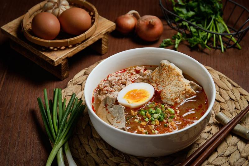 Bạn có thể tìm được tất cả những món ăn đặc trưng nhất của xứ sở chùa vàng như pad Thái.    Tomyum hải sản, heo nướng xiên kèm sốt Thái đặc biệt, mì thuyền, gỏi đu đủ...