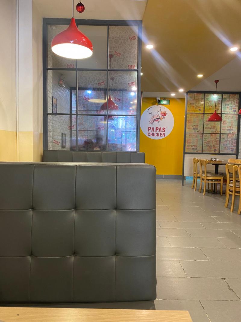 Nhà hàng Hàn Quốc Papa’s Chicken với lối thiết kế đơn giản, đa dạng nên dễ dàng nhận ra. 