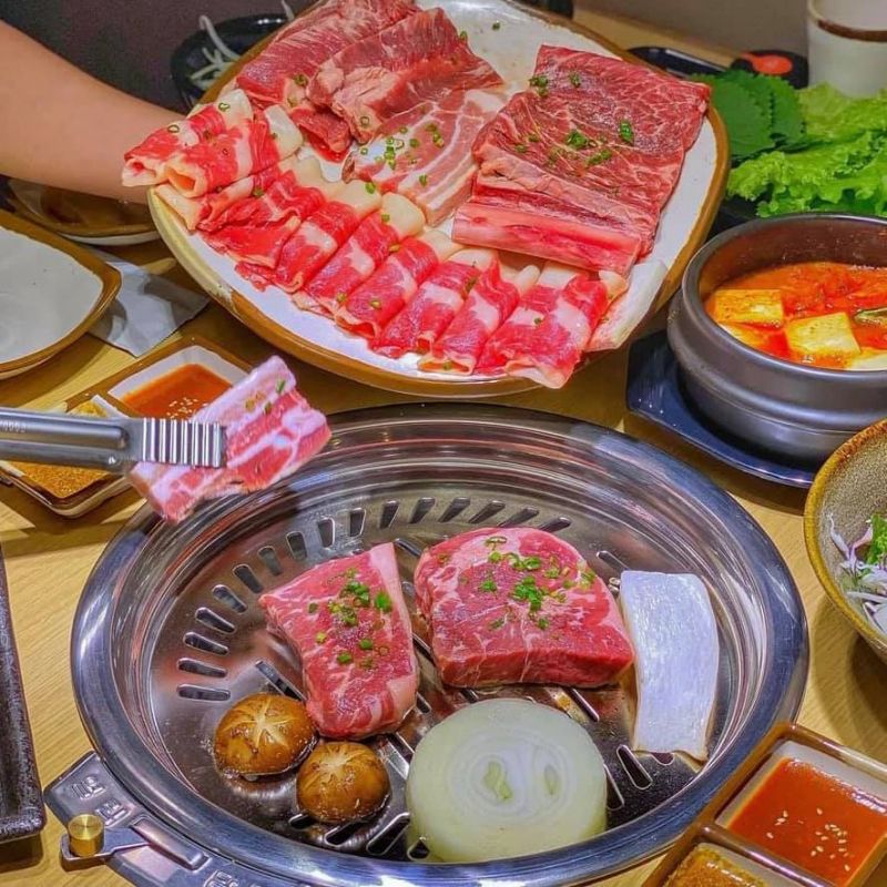 Đối với menu buffet của GoGi House, bạn sẽ được thưởng thức không giới hạn hơn 30 loại thịt ngon.    Ngọt, mềm như dẻ sườn, ba chỉ, gầu bò, nạm, lõi vai, thăn vai...