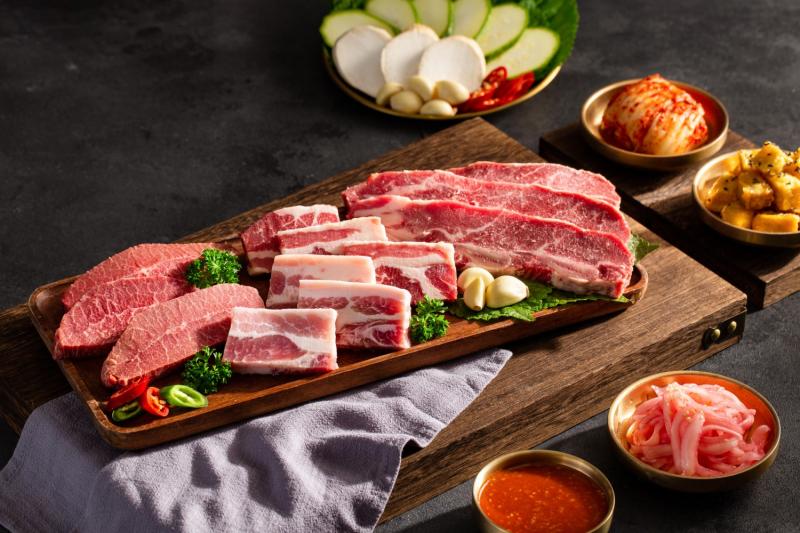 Thịt bò nướng tại Gasu BBQ là một món ăn ngon, hấp dẫn và đầy đủ hương vị. Vị ngọt đậm đà của thịt bò hòa quyện cùng vị cay nồng của ớt bột Hàn Quốc, tạo nên một hương vị khó cưỡng.