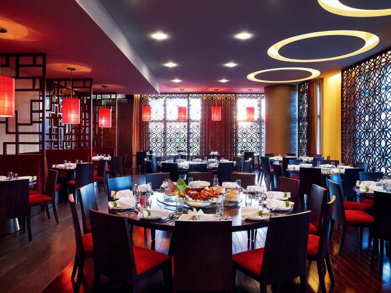 Golden Dragon là điểm đến tuyệt vời để thưởng thức tinh hoa ẩm thực Trung Quốc với kiến trúc sang trọng, không gian ấm cúng, là địa điểm lý tưởng cho các gia đình, công ty hoặc nhóm bạn bè