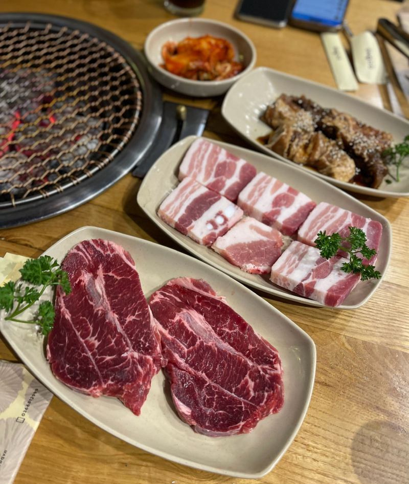 Đến Goong BBQ, bạn sẽ được thưởng thức những món nướng thơm ngon từ các loại thịt nhập khẩu như: Diềm thăn bò, dẻ sườn bò, ba chỉ heo, má heo, nõn đuôi…