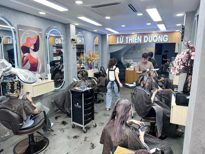 Hair Salon Lữ Thiên Dương luôn tấp nập khách hàng