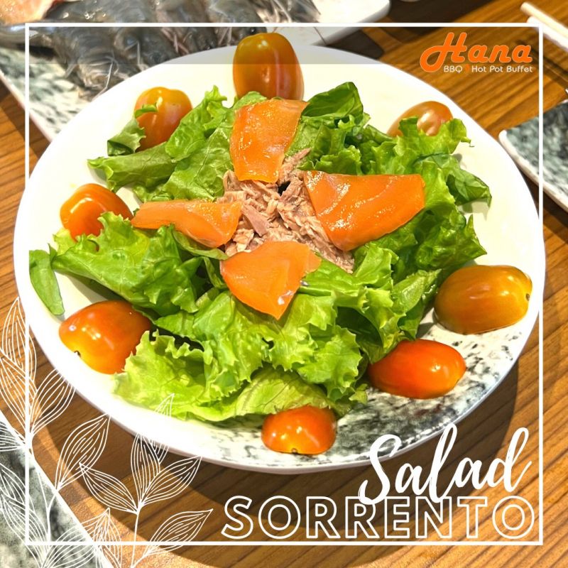 Tô Salad Sorrento tươi ngon chính là một trong những giải pháp “thoát nóng” cho những bữa tiệc Lẩu-Nướng tại Hana. Những búp xà lách tươi xanh, giòn mát ăn cùng vài miếng cá hồi xông khói và cá ngừ béo ngậy, hòa quyện cùng nước sốt chua ngọt, nghĩ thôi cũng thấy mát trong người rồi.