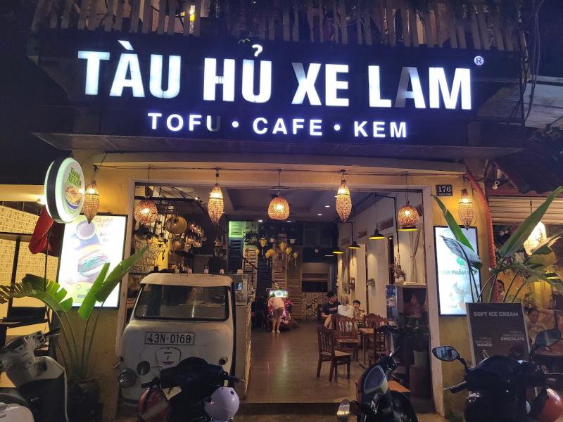 Tàu Hủ Xe Lam là một quán ăn nổi tiếng tại Đà Nẵng, đặc biệt là với món tàu hủ