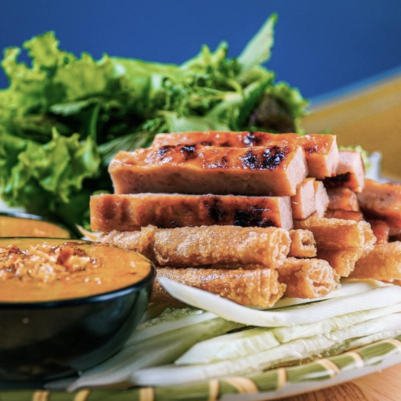 Nem nướng Nha Trang là một tác phẩm nghệ thuật ẩm thực với lớp vỏ nem giòn mặt ngoài, giữa là phần nhân nem tươi ngon và thơm lừng. Sự hòa quyện giữa thịt heo và thịt cá, cùng với gia vị tự nhiên và chảo lửa than hồng, tạo nên một hương vị độc đáo và ngon miệng.