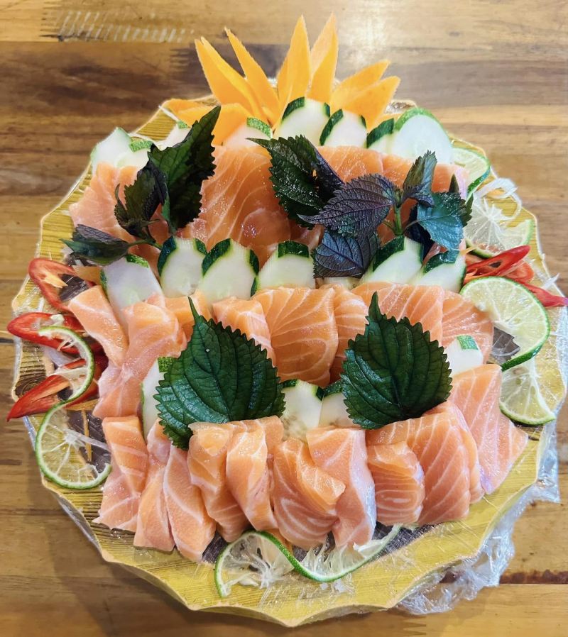 Món sashimi cá hồi là sự hòa quyện giữa lát cá hồi tươi ngon, mềm mại và hương vị tự nhiên, tươi sống. Khi chấm cùng nước tương và mù tạt xanh, món ăn này mang đến một trải nghiệm tinh tế, thanh khiết và sảng khoái, khiến thực khách không thể cưỡng lại