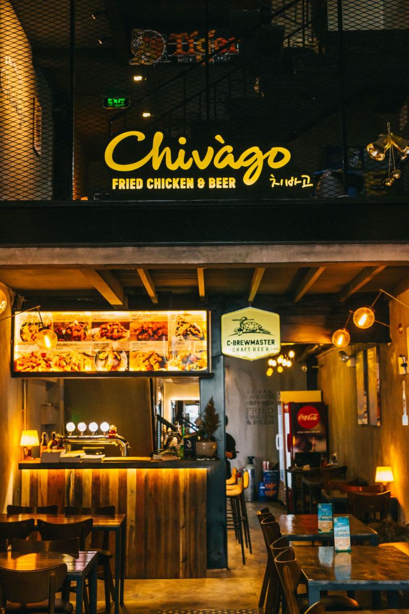 Nếu không biết chọn món nào giữa những món cầu kỳ thì mình ăn thử gà ở Chivago Chicken xem sao nha.