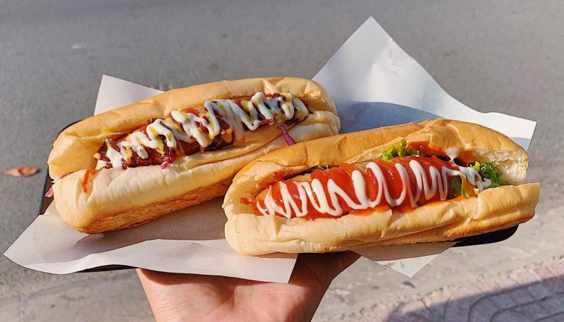KTOP Hotdog thu hút các bạn trẻ bởi độ đặc trưng của món ăn đường phố Mỹ độ giòn dai của lớp ngoài Hotdog kết hợp với Phomai và xúc xích tao hương vị độc đáo cho KTOP