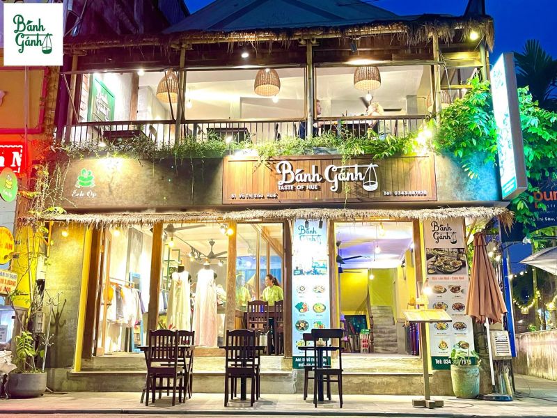 Bánh Gánh Restaurant - Taste Of Hue với không gian rộng, mang nét cổ kính pha lẫn sự hiện đại, nằm ngay trung tâm thành phố