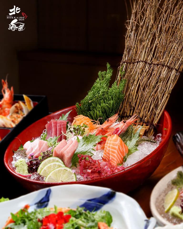 Sushi Hokkaido Sachi nổi tiếng với các món sushi, sashimi hải sản tươi sống được chế biến từ bàn tay người đầu bếp Nhật Bản chính hiệu ăn cùng mù tạt cay nồng tạo ấn tượng trong lòng thực khách thưởng thức