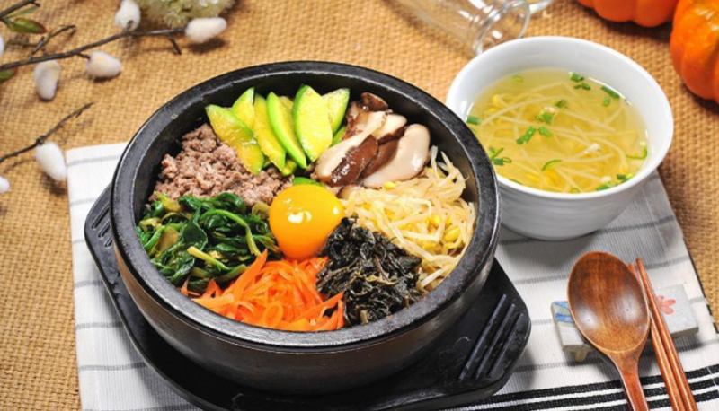 Korea House nổi bật với món BimBimBap cơm trộn đúng chuẩn khẩu vị Hàn Quốc giúp thu hút nhiều thực khách