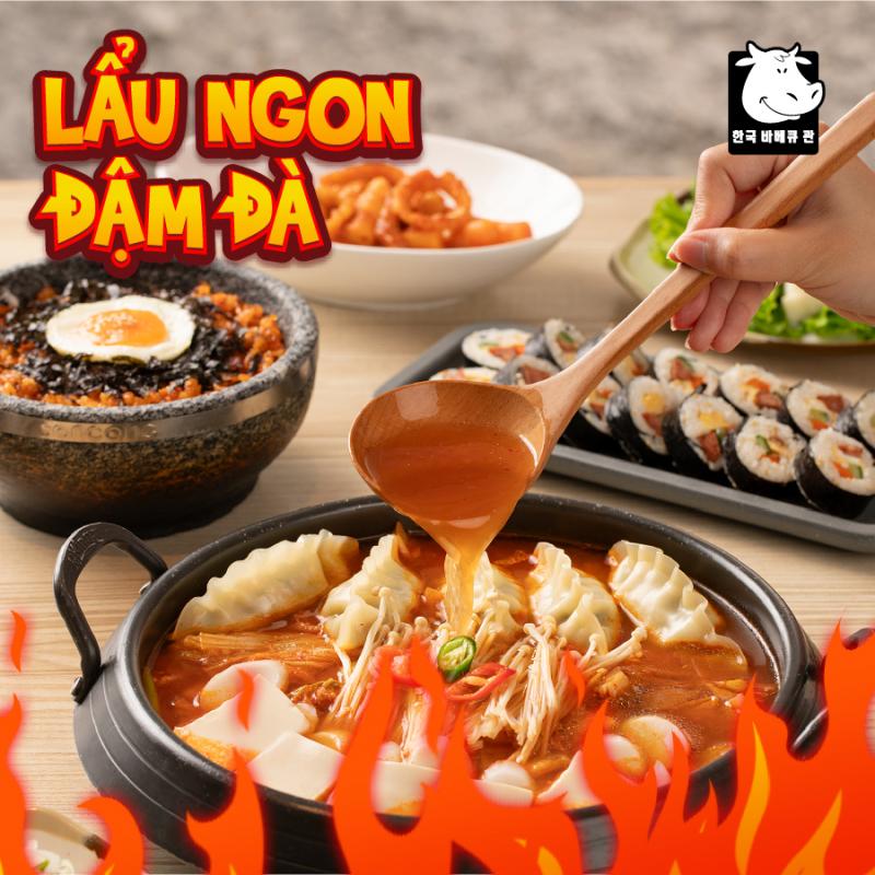 Lẩu kim chi tại GoGi là một món ăn ngon, hấp dẫn và phù hợp với mọi lứa tuổi. Vị chua thanh đặc trưng của kim chi được cân bằng bởi vị ngọt từ xương hầm, tạo nên một hương vị hài hòa và kích thích vị giác.