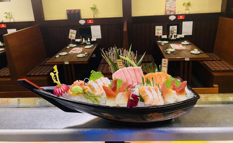 Sashimi được chế biến đơn giản, không qua nhiều gia vị để giữ nguyên hương vị tự nhiên của nguyên liệu. Tuy nhiên, để món ăn thêm phần hấp dẫn, Sushibar sử dụng các loại gia vị đi kèm như wasabi, gừng chua và nước tương.