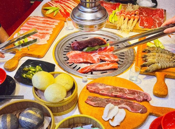 Một trong những điểm đặc biệt của JinJu House chính là việc cung cấp nhiều sự lựa chọn cho thực khách. Bạn có thể tận hưởng các món nướng tại bàn hoặc thử món lẩu hấp dẫn.