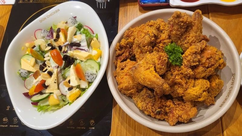 Gà sốt phô mai tại Don Chicken là một món ăn ngon miệng, phù hợp với mọi lứa tuổi.   Sự kết hợp giữa vị béo ngậy của sốt phô mai, vị giòn tan của vỏ gà và vị ngọt mềm của thịt gà tạo nên một hương vị hài hòa, kích thích vị giác.