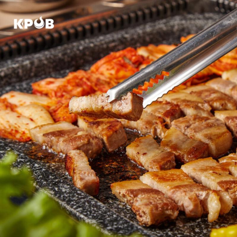 Thịt nướng ở K-Pub - Korean Grill Pub là sự hoàn hảo của sự thơm ngon và vị ngon tuyệt vời. Lớp vỏ giữa thịt và gia vị được nướng chín tới, tạo nên một hương thơm bắt mắt và vị ngon đậm đà, làm say đắm vị giác từng lớp cơ thịt.
