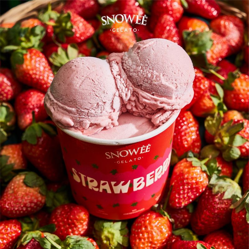 Kem dâu tây tại Snowee Gelato có kết cấu mềm mịn, tan chảy nhẹ nhàng, tạo cảm giác mát lạnh, sảng khoái. Vị ngọt thanh, chua nhẹ kích thích vị giác, tạo cảm giác thèm thuồng.