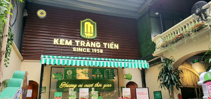 Kem Tràng Tiền luôn là cái tên mà người Việt hay nhắc đến. Kể từ khi ra đời năm 1958 cho đến nay, món ăn này luôn được giới trẻ ưa chuộng.