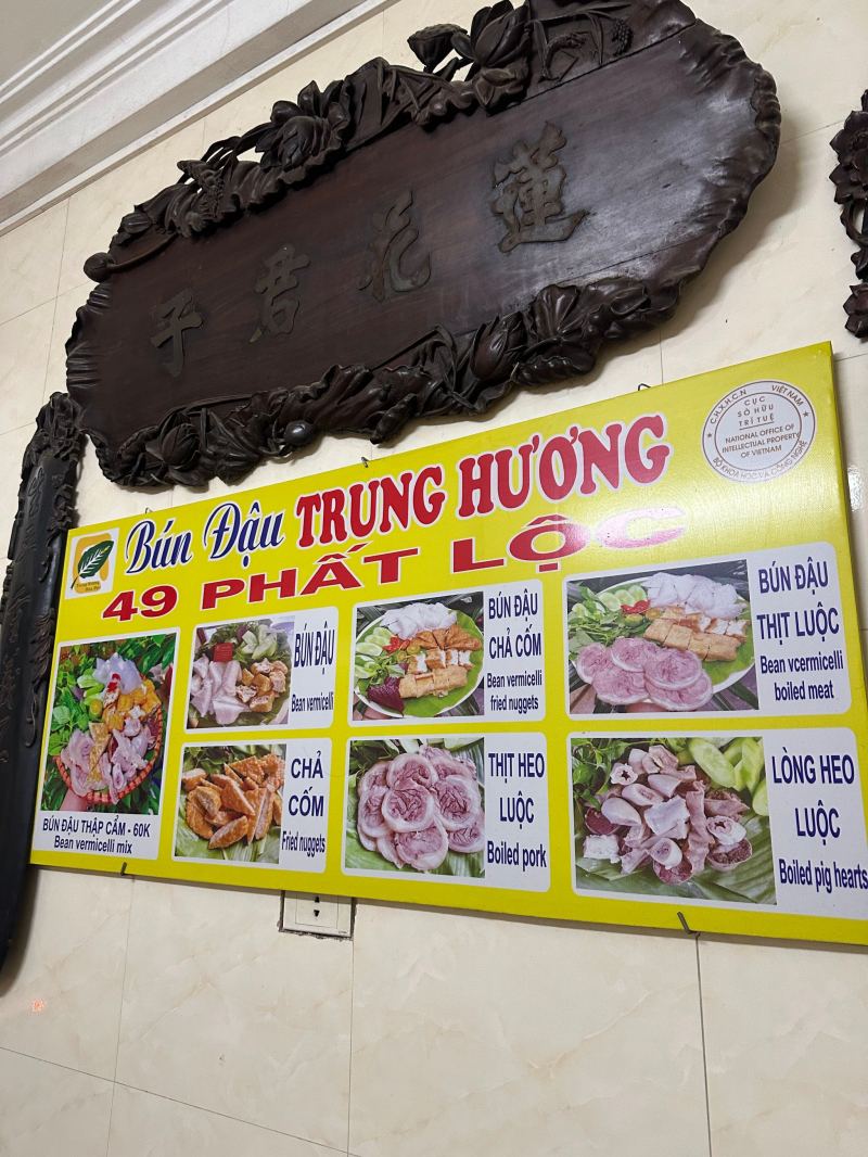 Hà Nội có rất nhiều quán bún đậu, nhưng quán Bún đậu Trung Hương, 49 ngõ Phất Lộc luôn đông khách suốt cả ngày.