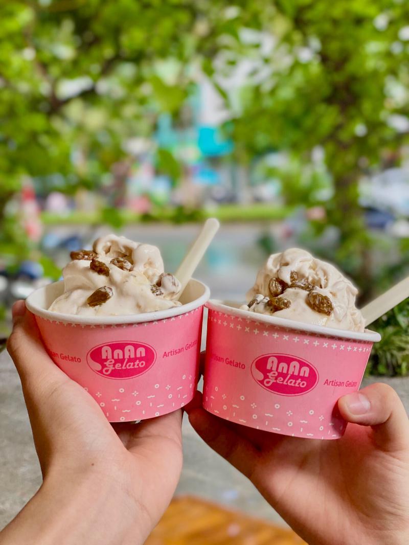 Kem ý AnAn Gelato nổi bật có món kem dừa thơm ngon béo ngậy với phần kem mát lạnh ăn kèm cốt dừa thơm béo ăn vào mềm tan trong miệng khiến thực khách đến thưởng thức phải xuýt xoa khen ngợi