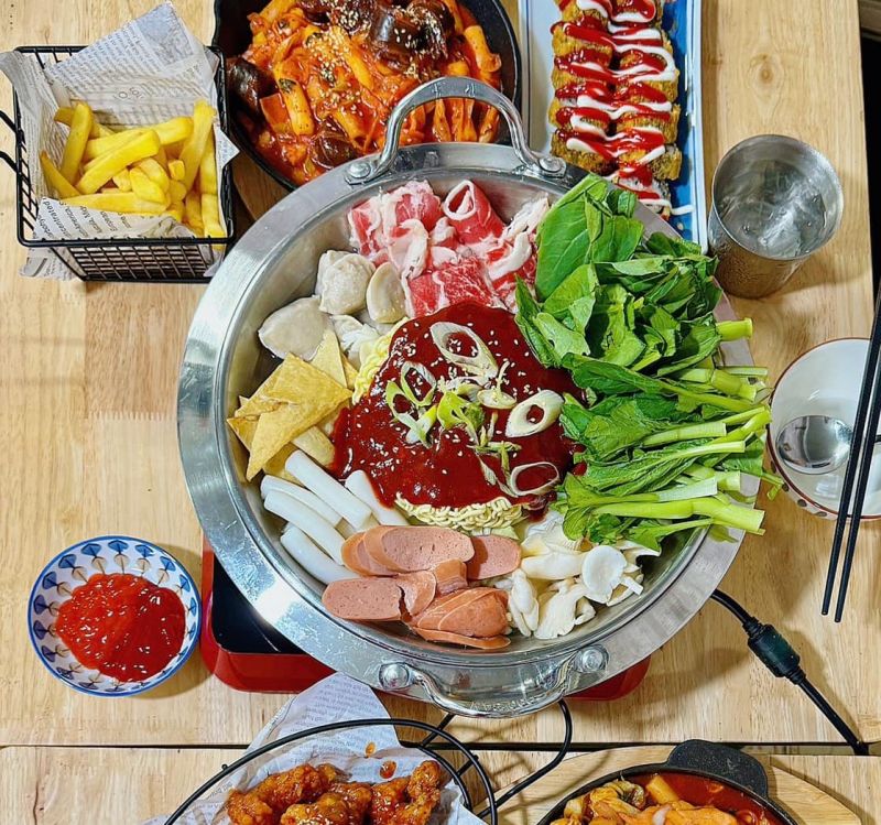 Lẩu tokboki là một biểu tượng của sự ngon miệng và đậm đà trong ẩm thực Hàn Quốc. Sợi gạo béo bên trong nước dùng cay nồng, kết hợp với sự giòn giòn của tokboki (bánh gạo dẹt) và độ ngon của thịt bò, tạo nên một hương vị độc đáo và ngon lành.