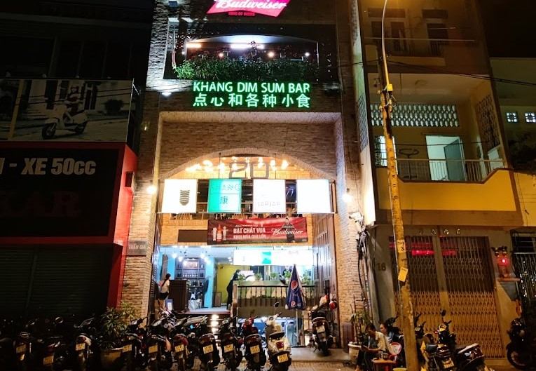 Khang Dim Sum Bar - 康點心 sở hữu không gian rộng rãi, được thiết kế sang trọng nhưng vẫn tạo được cảm giác ấm cúng nhờ những ánh đèn vàng