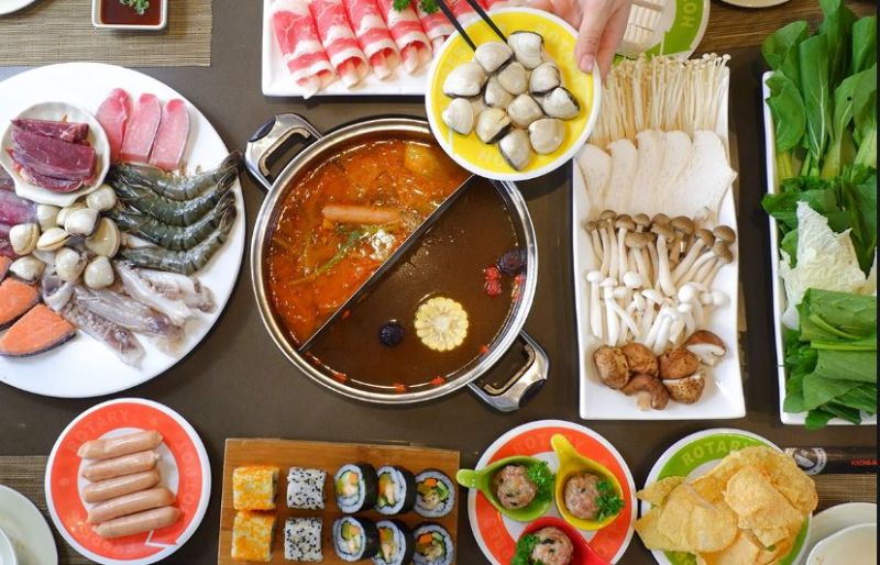 Món lẩu Tomyum với hương vị cay nồng, chua ngọt và thơm phức từ các gia vị như lá chanh, ớt, sả và nước cốt dừa. Sự kết hợp của các thành phần này tạo ra một trải nghiệm ẩm thực đặc biệt và phong phú cho thực khách