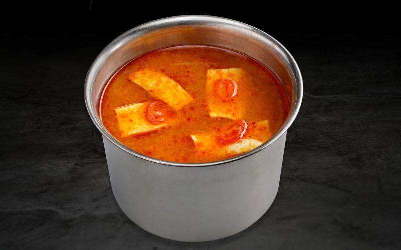 Lẩu Thái Tomyum là một trong những loại nước lẩu được khách hàng yêu thích nhất tại Kichi-Kichi. Lẩu Thái mang một hương vị khá thơm ngon được điều chỉnh phù hợp với khẩu vị người Việt với nước hầm xương thanh ngọt, nước cốt dừa tạo nên vị béo tự nhiên chính là điểm nhấn cho vị lẩu TomYum.