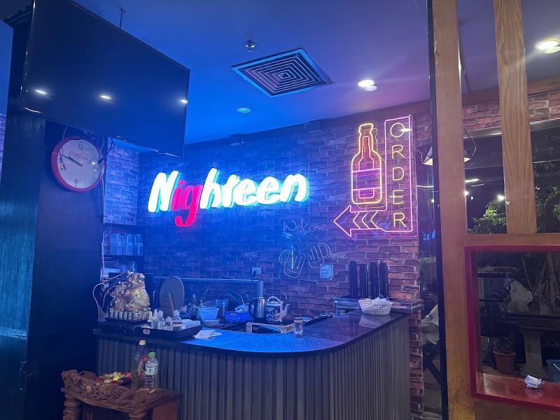 Nighteen Rooftop Hotpot với mức giá bình dân phù hợp với mọi đối tượng khách hàng không chỉ về giá cả phải chăng, thực đơn đồ ăn tuyệt hảo của lẩu/nướng cũng phù hợp với mọi độ tuổi