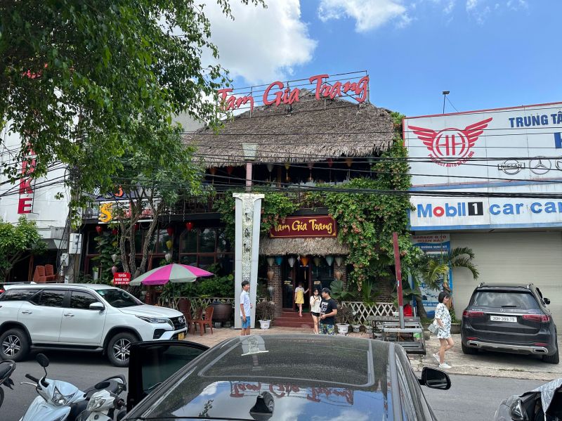 Nhà hàng Tam Gia Trang được thiết kế khá độc đáo với 2 tầng phục vụ khác hàng