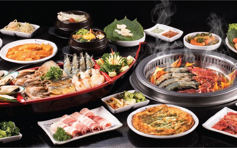 Các khách hàng có thể bắt đầu bằng các món soup, kimchi salad, món nóng, món cổ truyền, các món thịt tẩm sốt Hàn Quốc nướng trên than hồng, và kết thúc với món tráng miệng.
