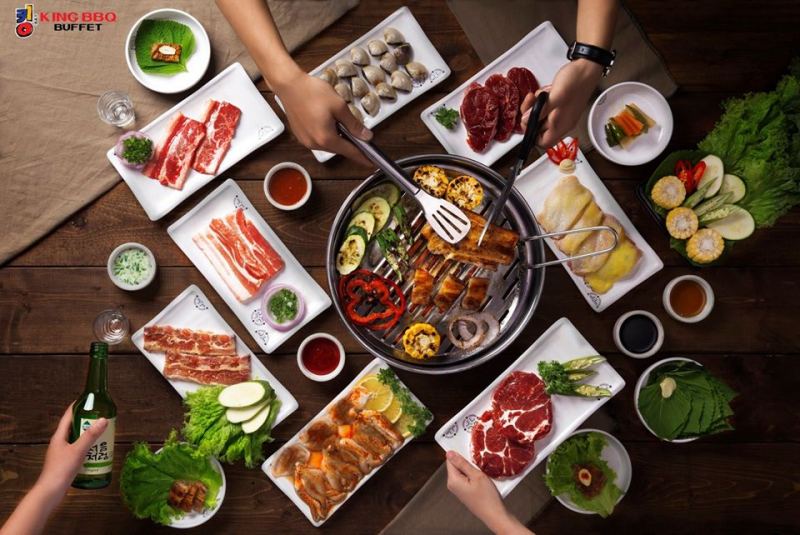 Với hình thức Buffet ăn không giới hạn, đến King BBQ bạn sẽ thỏa thích thưởng thức những món như Ba chỉ heo, nạc vai heo, Ba chỉ bò cuộn nấm kim châm.    Ba chỉ bò được tẩm ướp theo công thức cay nồng, đậm đà gia vị kiểu Hàn.