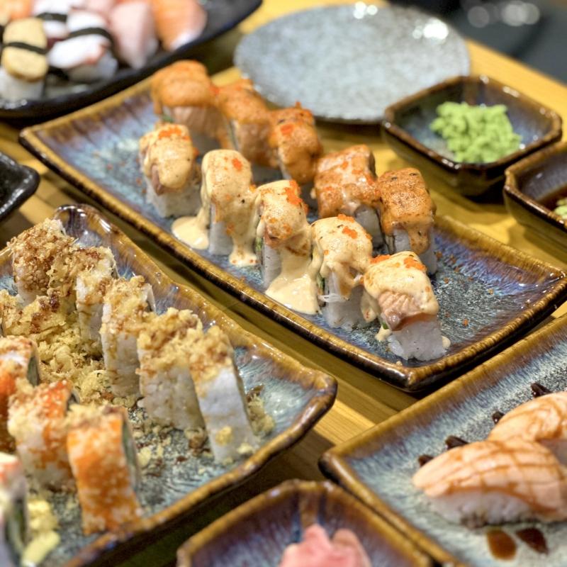 Sushi cá hồi phô mai là một món ăn vô cùng độc đáo và hấp dẫn. Món ăn này là sự kết hợp của lớp cơm mềm dẻo, cá hồi tươi sống cùng lớp phô mai béo ngậy phủ lên những miếng sushi khiến món ăn vô cùng đẹp mắt