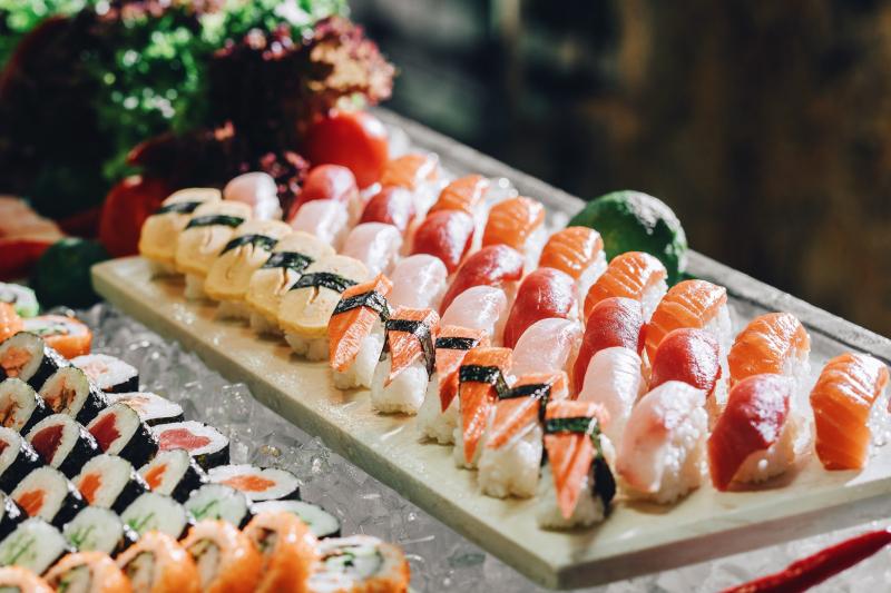 Sushi cá tươi là một tuyệt tác ẩm thực, với lớp cơm sáng bóng kết hợp cùng miếng cá tươi mềm mịn, tạo nên một trải nghiệm hòa quyện giữa vị ngọt tự nhiên của cá và vị dẻo của cơm sushi.  Mỗi miếng sushi cá tươi là một hành trình khám phá vị ngon độc đáo, từ sự tươi mới của cá cho đến vị đậm đà của nước sốt wasabi, mang lại cho bạn cảm giác thú vị và hấp dẫn từng hơi thở.