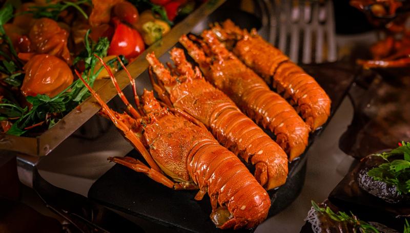 Thưởng thức buffet của nhà hàng thì nên thử trải nghiệm món tôm hùm. Với vẻ ngoài hấp dẫn, món ăn này khiến thực khách chìm đắm trong hương thơm hấp dẫn và vị thịt tôm mềm mại, tạo nên một trải nghiệm ẩm thực độc đáo và lôi cuốn