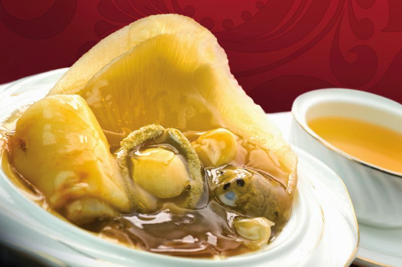 Súp bong bóng cá là một món súp hấp dẫn và ngon miệng, với bóng cá mềm mại và hương vị đậm đà của nước dùng thơm ngon. Ngoài ra còn có sò điệp khô giòn ngọt, tạo nên một tổng thể vô cùng hấp dẫn