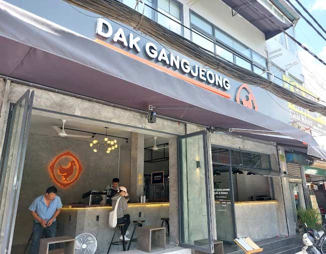 Dak Gang Jeong Cafe And Eatery là thương hiệu chuyên phục vụ các món gà và các món ăn Hàn Quốc phù hợp với khẩu vị truyền thống của người Việt Nam