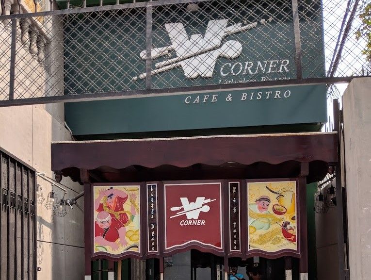 W corner là quán cafe bistro với menu pha trộn giữa ẩm thực Việt Nam và các nước Đông Nam Á khác