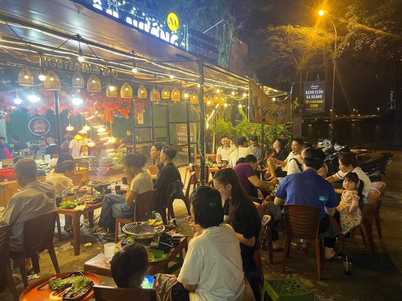 Lẩu nướng Hồng Kông là sự kết hợp giữa Trung Hoa truyền thống với sự du nhập văn hóa ẩm thực từ khắp nơi trên thế giới nhờ vị trí giao thông, giao thương tấp nập của xứ cảng