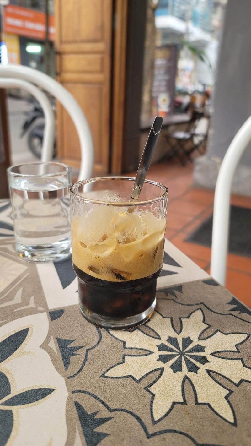Cafe sữa đá ở Letefe rất hợp gu người nghiện cafe ở Hà Nội một khi đã uống sẽ không thể dứt bởi độ thơm ngon béo mịn của thức uống này