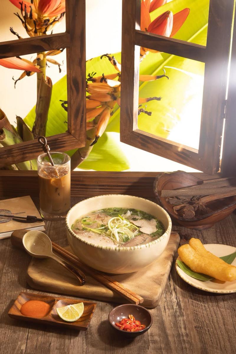 Quán Ăn Ngon nổi tiếng với món phở đậm vị Hà Nội. Nước dùng ngọt đậm từ xương quyện với vị rau, hành tạo nên một trải nghiệm ẩm thực độc đáo.