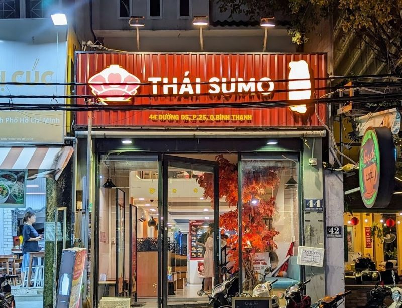 Hầu hết tất cả các cơ sở của Thái Sumo đều mang chung một đặc điểm, tọa lạc khu vực các mặt đường lớn, rất dễ dàng để thực khách có thể tìm kiếm